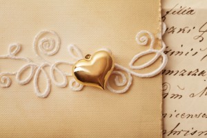 Gouden hartjeshanger en uitnodiging